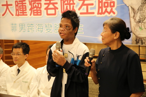 原本的麥可都用一塊布遮住臉不敢見人，如今面部恢復平整，他也終於露出難得的笑容。他除了感謝家人的付出，也感謝證嚴法師創辦花蓮慈院，醫師、護理人員的治療，還有治療期間志工的陪伴