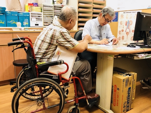 在繁忙的臨床與研究事務之外，郭漢崇主任帶領團隊走出醫院圍牆，長期照顧脊髓損傷病人，在臺灣各地舉辦義診及衛教講座，以使用肉毒桿菌素的治療方式，讓長期必須帶著尿袋的病人，可以遠離尿袋