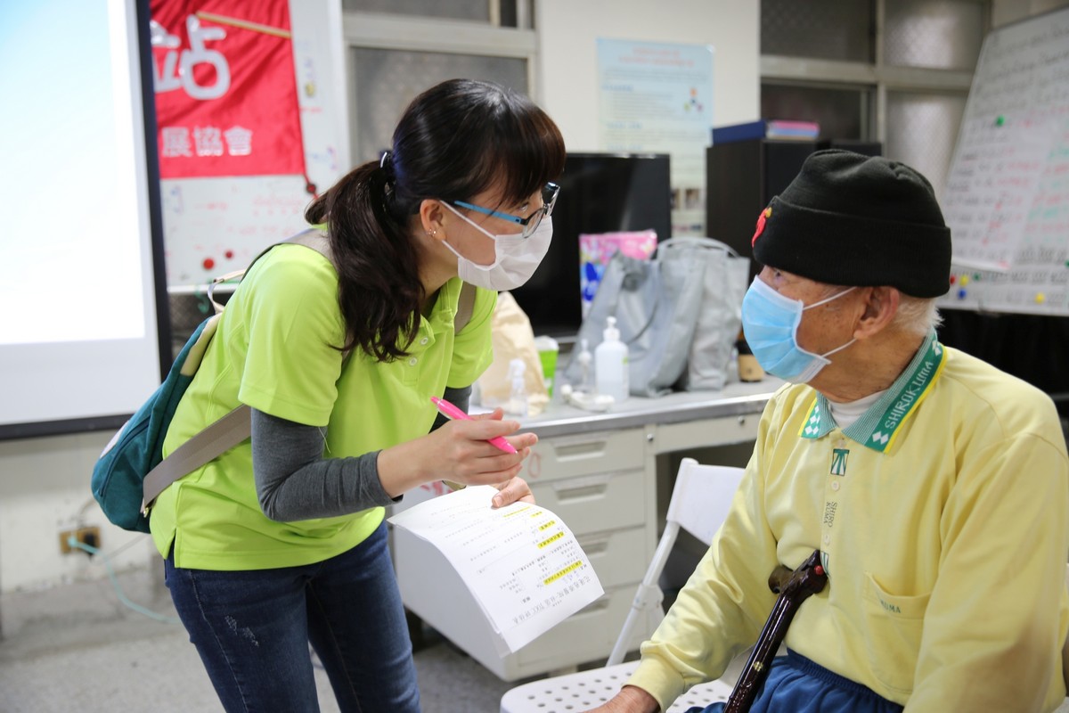 衛教之前，社區醫學中心團隊先為長者們進行量測體溫、洗手消毒及協助填寫TOCC防疫評估表。