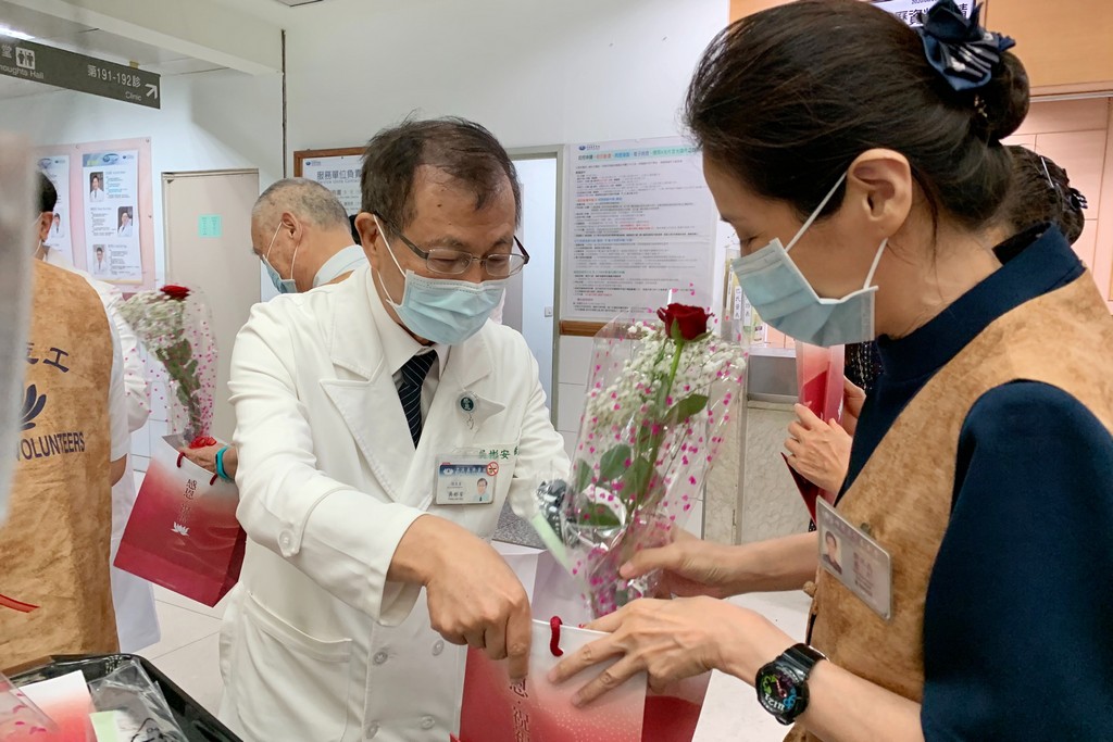 花蓮慈濟醫院院長林欣榮（左）、副院長吳彬安（右）、許文林帶領團隊，致贈大愛防疫套鏡護目罩組以及充滿愛的玫瑰花，歡迎醫療志工再度「回家」服務。