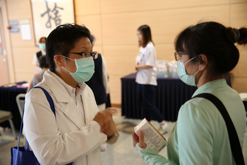 現場民眾反應熱烈，健康座談結束後，民眾繼續排隊問問題，賴宇軒醫師悉心的為每位民眾解說