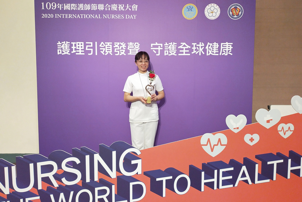 在花蓮慈濟醫院服務二十五年的護理部副主任呂基燕，獲得全國傑出護理人員「服務奉獻獎」的殊榮