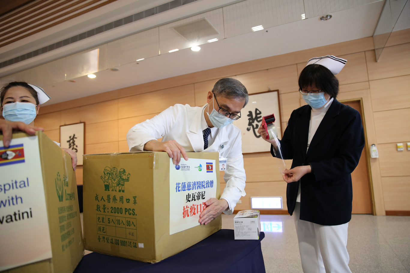 花蓮慈院國際醫學中心主任李啟誠與護理部副主任王淑貞貼上防疫物資標示