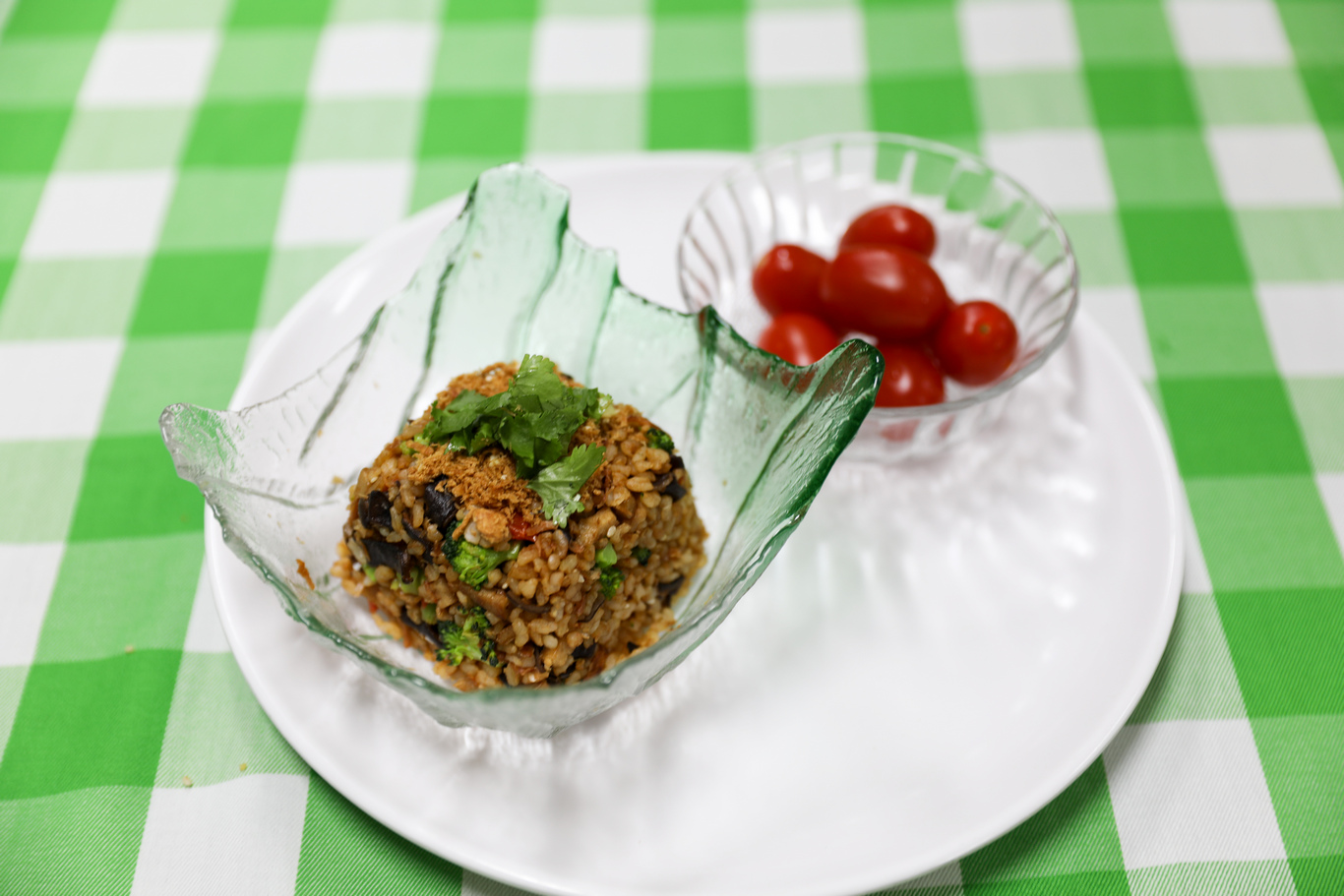 午餐〈三寶香鬆炒飯〉 →食材：糙米飯、青花菜、香菜、木耳、豆干、香鬆 →步驟：將材料切丁，加上油和糙米飯翻炒，最後再灑上香鬆