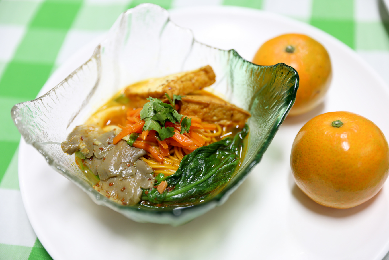 晚餐〈薑黃五行辣麵〉 →食材：薑黃麵、茼蒿、紅蘿蔔、秀珍菇、油豆腐、薑黃麻辣醬 →步驟：先將紅蘿蔔及油翻炒，再加入水、其他食材以及薑黃麻辣醬，最後把用料豐富的醬汁淋在事先燙熟的薑黃麵上