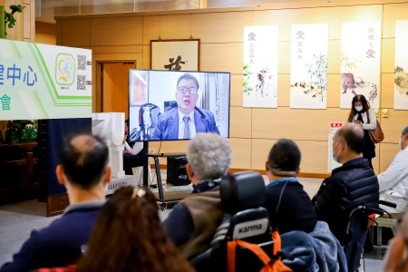 郭漢崇副執行長，右一為脊管家個案管理師吳之云。 右圖：
