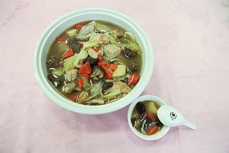 花蓮慈院年終美食秀食譜-「冬季凍齡藥膳」、「核果塔香醬拌麵」(文/黃思齊)