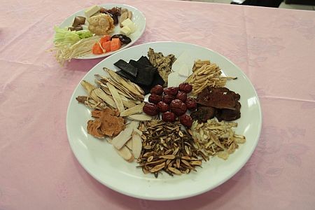 花蓮慈院年終美食秀食譜-「冬季凍齡藥膳」、「核果塔香醬拌麵」(文/黃思齊)