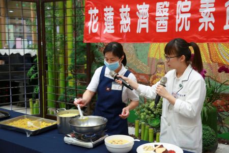 營養師邱文萱(右)、廚師伍麗雪現場示範如何製作養生紅黏粥。 營養師邱文萱(右)、廚師伍麗雪現場示範如何製作養生紅黏粥。