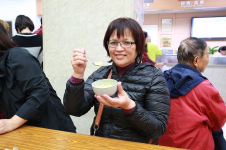 與現場民眾分享養生紅黏粥 與現場民眾分享養生紅黏粥