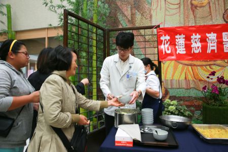 營養師紀凱勻與現場民眾分享養生紅黏粥。 營養師紀凱勻與現場民眾分享養生紅黏粥。