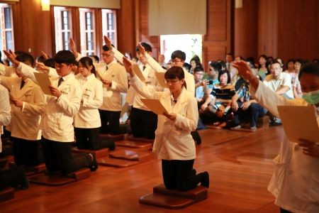承擔責任不忘初心 花蓮慈院暨慈濟大學實習醫學生受袍