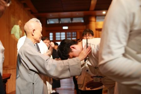 承擔責任不忘初心 花蓮慈院暨慈濟大學實習醫學生受袍