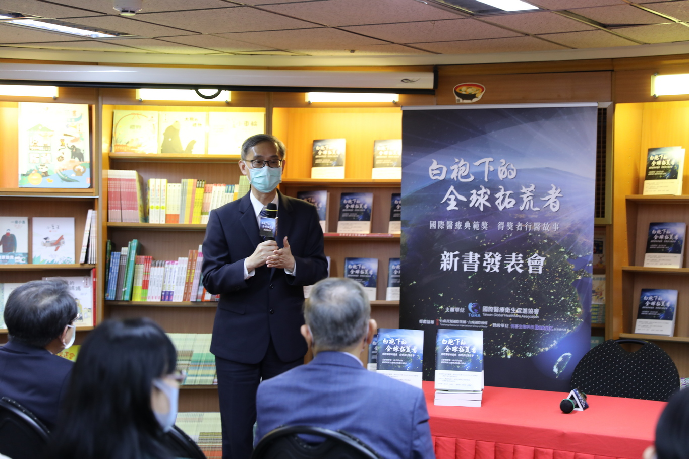 左圖:花蓮慈濟醫院國際醫學中心李啟誠主任分享國際醫療小故事 左圖:花蓮慈濟醫院國際醫學中心李啟誠主任分享國際醫療小故事