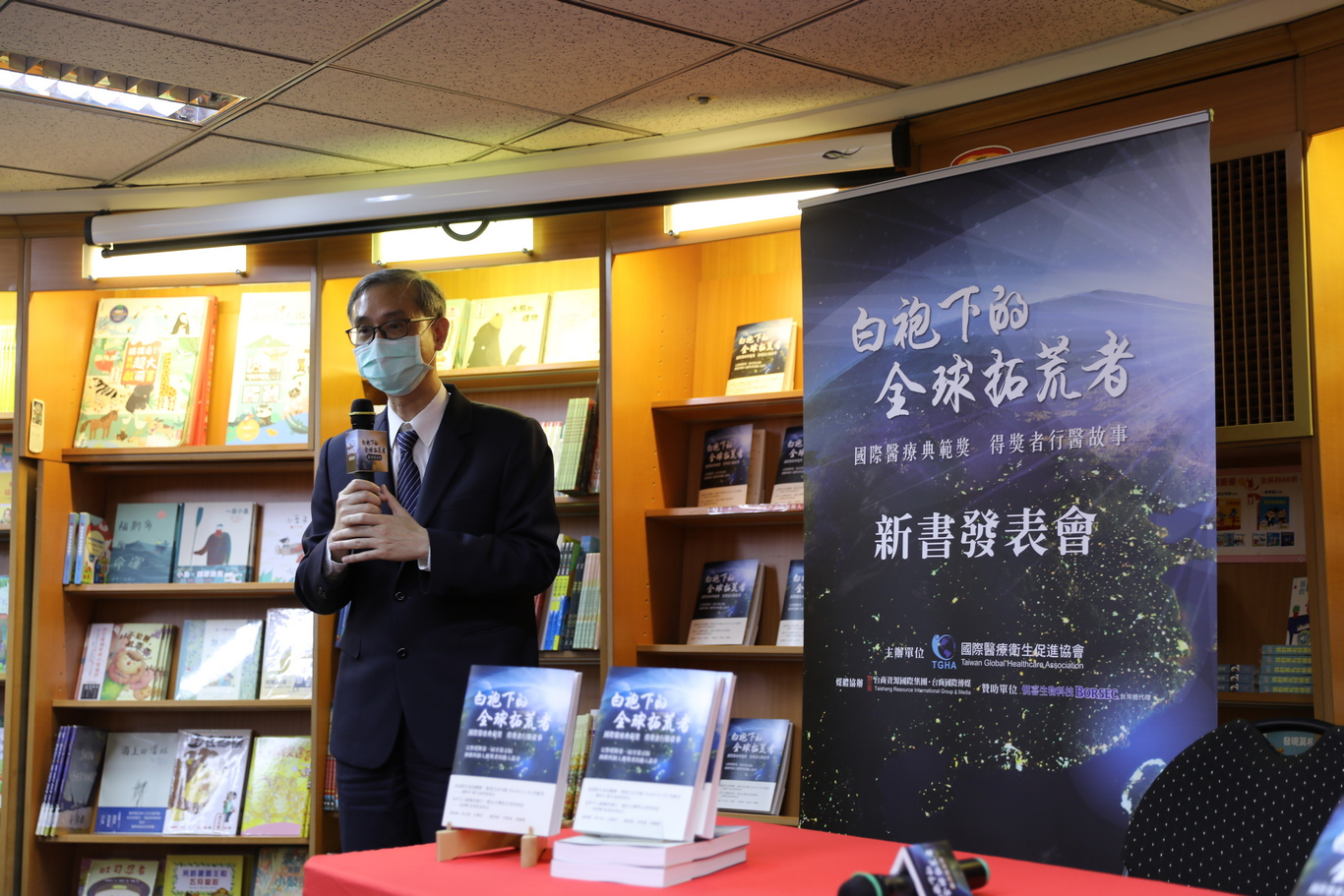 右圖:花蓮慈濟醫院國際醫學中心李啟誠主任分享國際醫療小故事 右圖:花蓮慈濟醫院國際醫學中心李啟誠主任分享國際醫療小故事