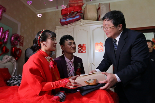 罹患「極重度先天性膝反曲」陳團治(左)結婚時,她的主治醫師陳英和名譽院長(右)與團隊前往中國大陸廈門送上祝福。