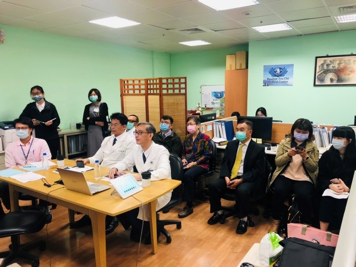 左圖:COVID-19 的中醫治療與藥物研發線上論壇現場。 左圖:COVID-19 的中醫治療與藥物研發線上論壇現場。