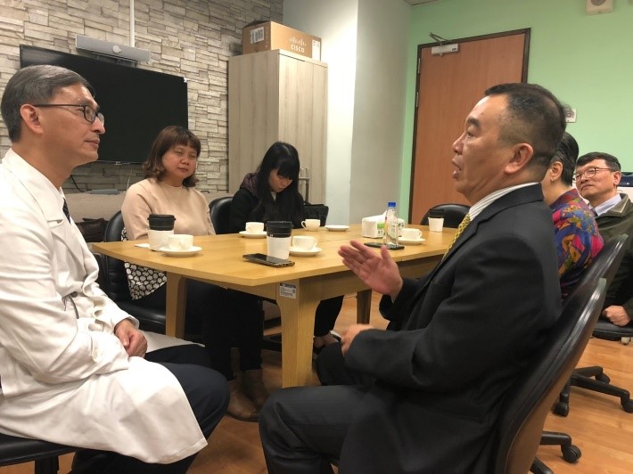 右圖:花蓮慈濟醫院國際醫學中心李啟誠主任也與廠商一同商討,規劃將其優良藥品介紹至菲律賓。 右圖:花蓮慈濟醫院國際醫學中心李啟誠主任也與廠商一同商討,規劃將其優良藥品介紹至菲律賓。