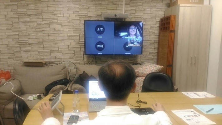 右圖:講者花蓮慈濟醫院血液腫瘤科李啟誠主任與菲方參與者互動。 右圖:講者花蓮慈濟醫院血液腫瘤科李啟誠主任與菲方參與者互動。