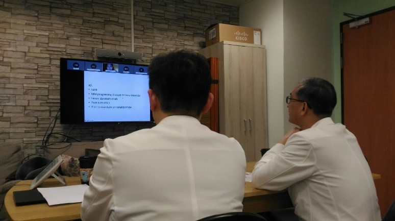 圖說:講者花蓮慈濟醫院血液腫瘤科李啟誠主任(右)、黃威翰醫師(左)擔任與菲方醫師探討臨床案例。 圖說:講者花蓮慈濟醫院血液腫瘤科李啟誠主任(右)、黃威翰醫師(左)擔任與菲方醫師探討臨床案例。