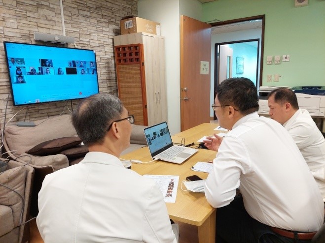 右圖:台菲視訊會議小兒部醫學講座:思覺失調症之案例探討,李啟誠主任、黃沈裕智主任、張雲傑醫師與菲方參與者互動。 右圖:台菲視訊會議小兒部醫學講座:思覺失調症之案例探討,李啟誠主任、黃沈裕智主任、張雲傑醫師與菲方參與者互動。