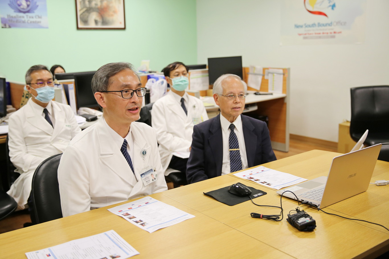左圖：骨髓移植第一堂課，由李啟誠主任(左)及骨髓幹細胞中心主任楊國梁(右)介紹骨髓幹細胞中心資料庫的建立、檢測及分析。