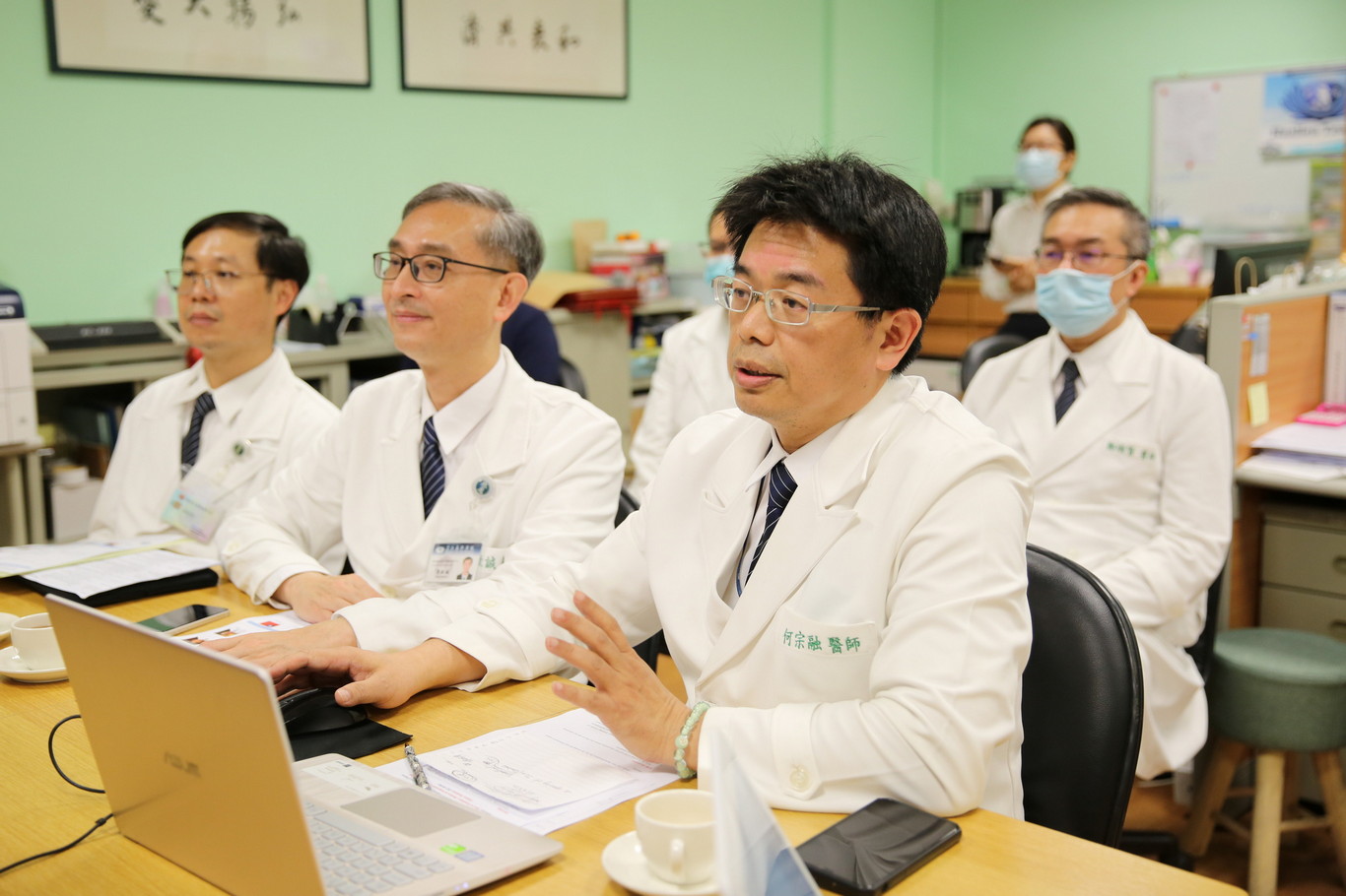 右圖：花蓮慈院中醫部何宗融副院長(右一)表示，中醫課程除了基本的望、聞、問、切與推拿外，還有按中醫師專長規劃以內科、婦科、兒科、傷科、腫瘤及針灸分享與教學。