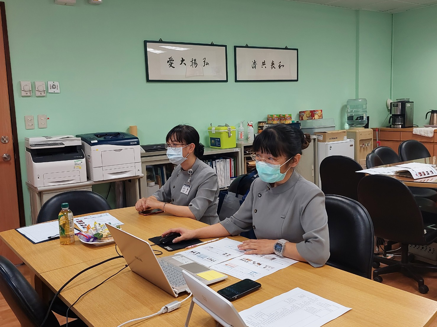 2021/10/6(三)後疫情時代醫療新態樣與新南向政策線上研討會,陳羽庭組員、王亞慧組員。