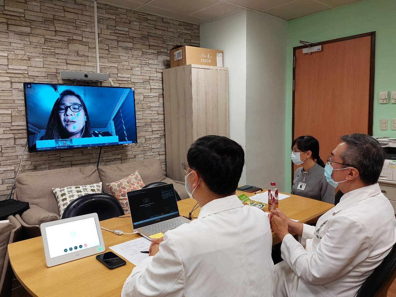 2021/10/23(六)菲律賓台商視訊保健講座-中西醫防範新冠病毒,菲律賓台商總會黃雅惠會長也親自為活動致詞。