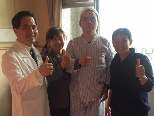 林欣榮院長（左一）經常到病房鼓勵曉冬，還教吳曉冬自主復健，像是單腳站立、手摸膝蓋，練習平衡，或是從椅子起身，扶著練習蹲下起身等動作，讓吳媽媽相當感動