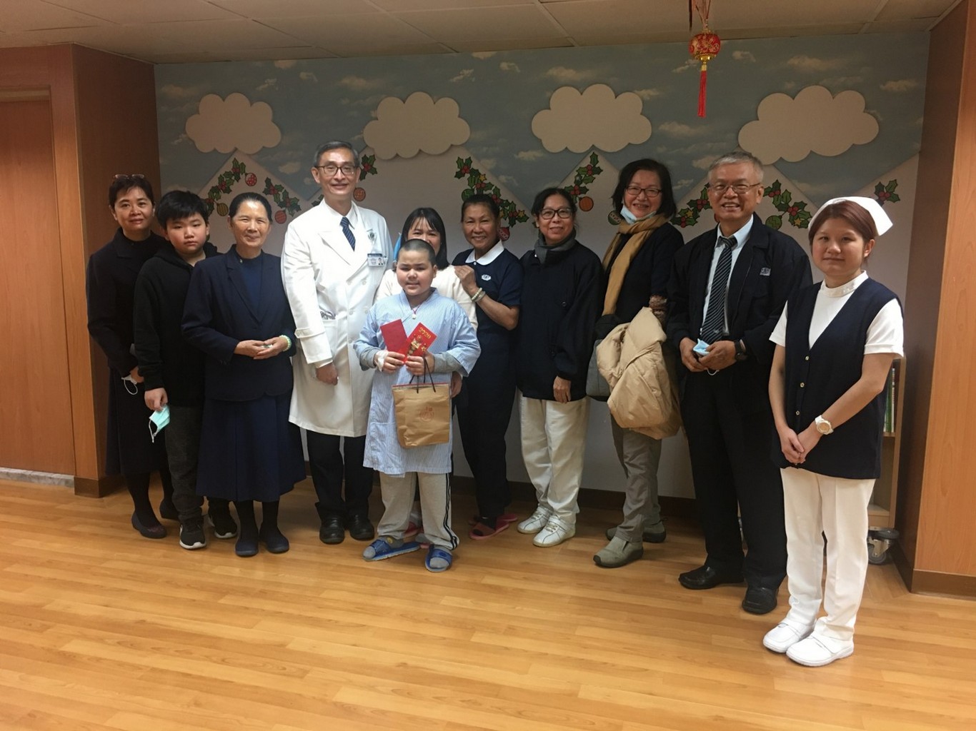 圖說：花蓮慈濟醫院安排白小弟住院開始治療，眾多慈濟志工前來祝福！