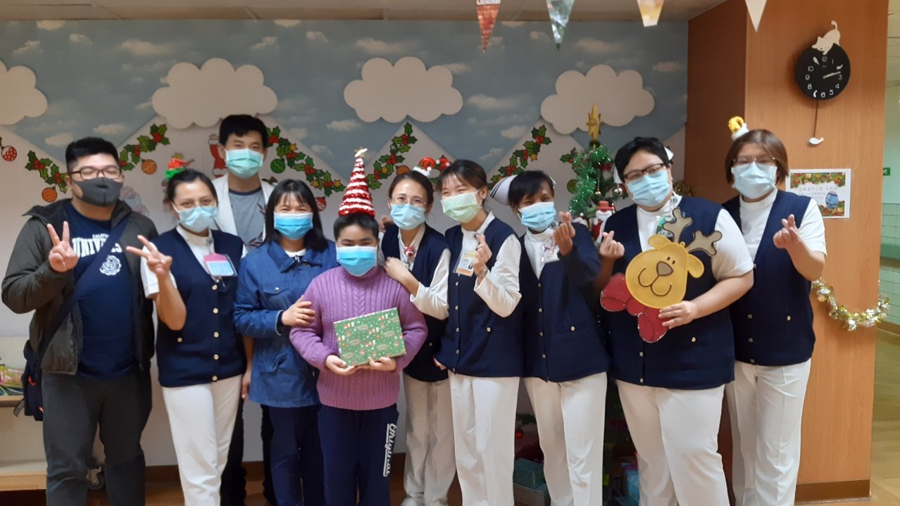 左圖:花蓮慈濟醫護團隊為小弟慶生,祝福白小弟平平安安,健健康康出院,早日返回越南故鄉! 左圖:花蓮慈濟醫護團隊為小弟慶生,祝福白小弟平平安安,健健康康出院,早日返回越南故鄉!
